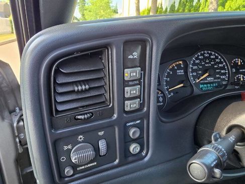 Used 2001 Chevrolet Silverado 2500 LT w/ Off-Road Skid Plate Pkg AWD/4WD image 13