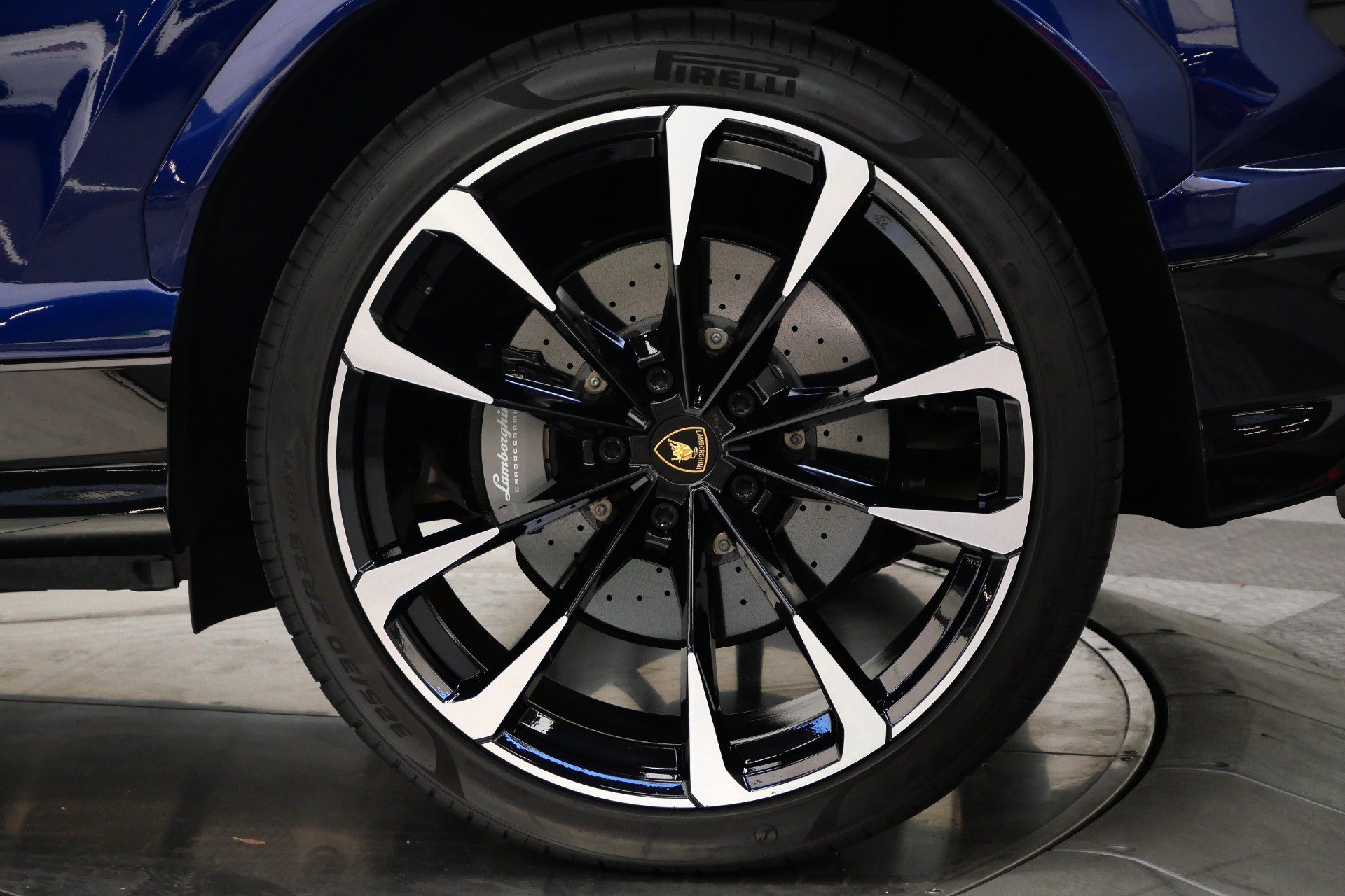 Used 2022 Lamborghini Urus AWD/4WD image 11