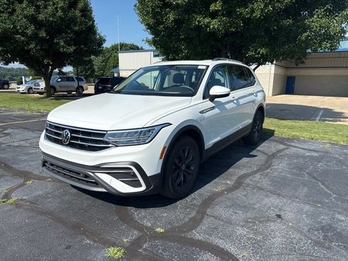 Used 2024 Volkswagen Tiguan SE AWD/4WD image 3