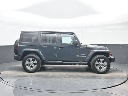 Used 2017 Jeep Wrangler Unlimited Sahara w/ Dual Top Group AWD/4WD image 7