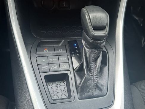 Used 2020 Toyota RAV4 LE image 18