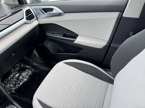 New 2025 Volkswagen Taos SE image 15