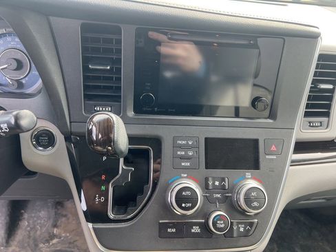 Used 2017 Toyota Sienna XLE image 10