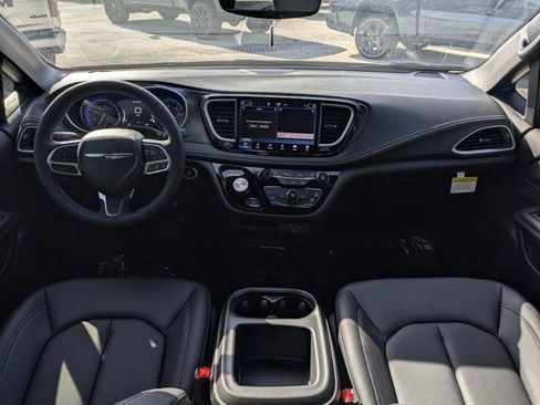 New 2026 Chrysler Pacifica Select FWD image 16