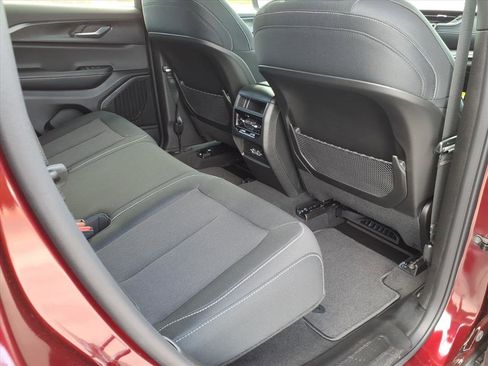 Certified 2025 Jeep Grand Cherokee Laredo image 8