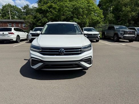 Used 2023 Volkswagen Tiguan SE AWD/4WD image 2