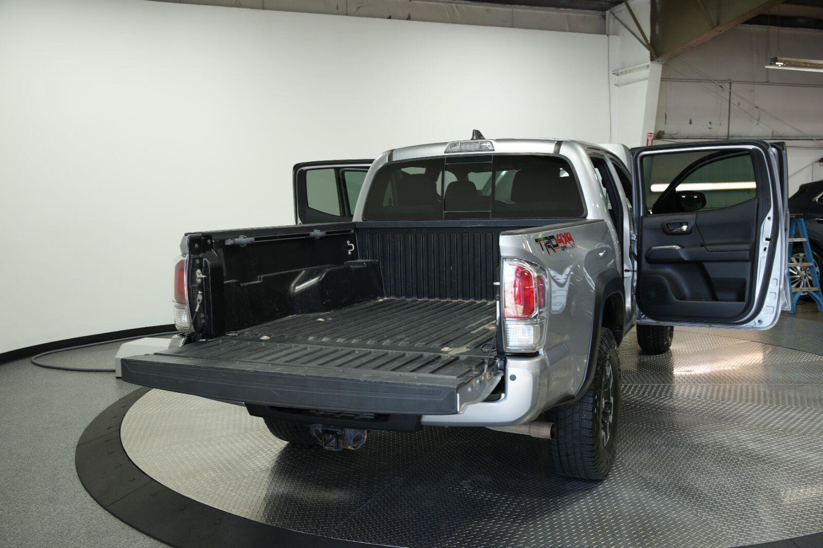 Used 2020 Toyota Tacoma TRD Off-Road w/ Technology Package AWD/4WD image 14