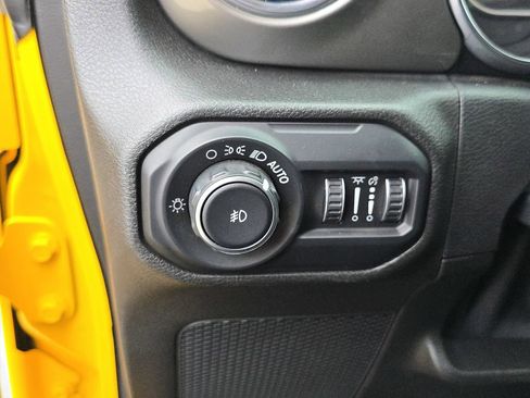 Used 2019 Jeep Wrangler Unlimited Sahara AWD/4WD image 32