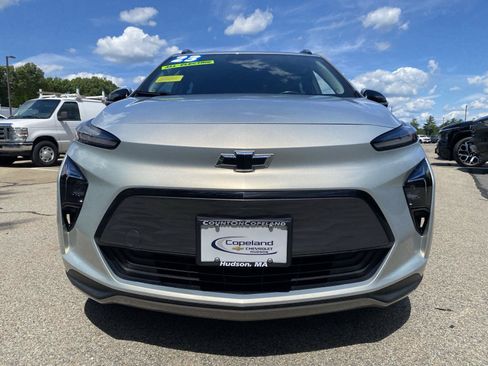 Used 2023 Chevrolet Bolt EUV LT w/ Convenience Package FWD image 2