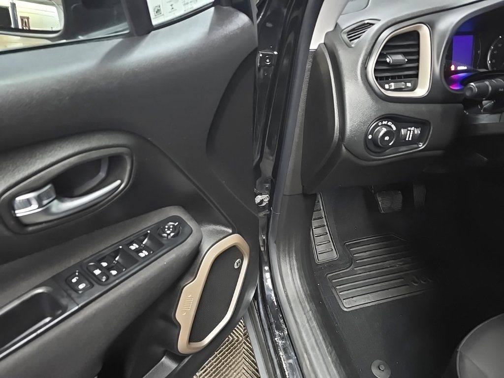 Used 2016 Jeep Renegade Latitude w/ Cold Weather Group AWD/4WD image 27
