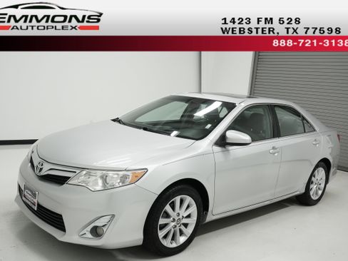 Used 2014 Toyota Camry XLE image 1