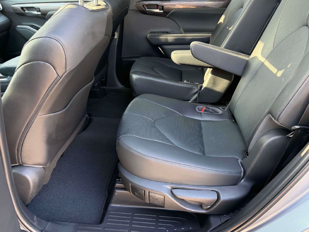 Used 2023 Toyota Highlander Platinum FWD image 30