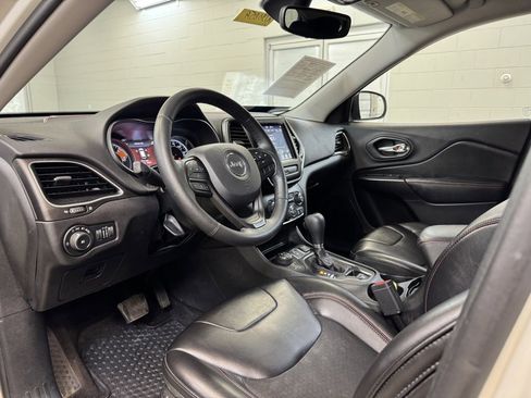 Used 2019 Jeep Cherokee Trailhawk w/ Cold Weather Group image 12