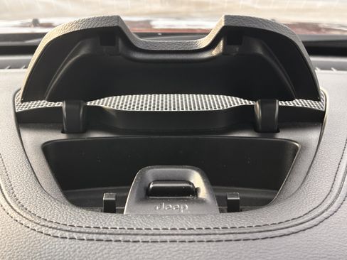 Used 2019 Jeep Cherokee Limited image 28