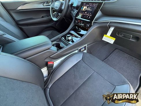 New 2025 Jeep Grand Cherokee Altitude image 22