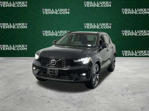 Used 2025 Volvo XC40 B5 Plus image 3