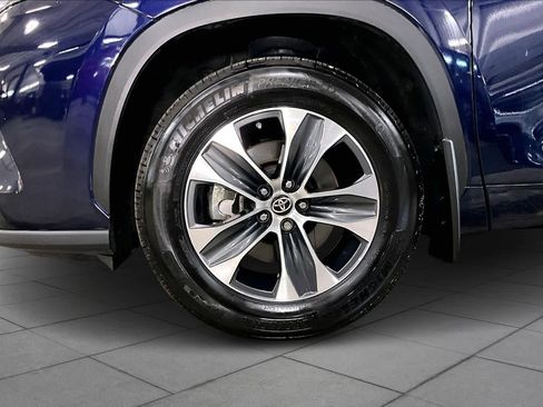 Used 2023 Toyota Highlander XLE AWD/4WD image 11