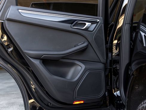 Certified 2023 Porsche Macan AWD/4WD image 40