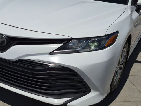 Used 2019 Toyota Camry LE FWD image 11