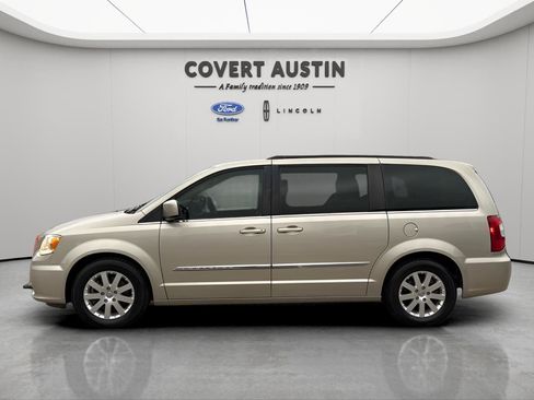 Used 2016 Chrysler Town & Country Touring image 2