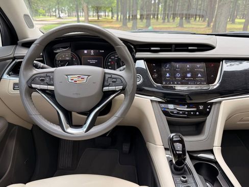 Used 2025 Cadillac XT6 Premium Luxury w/ Technology Package FWD image 3