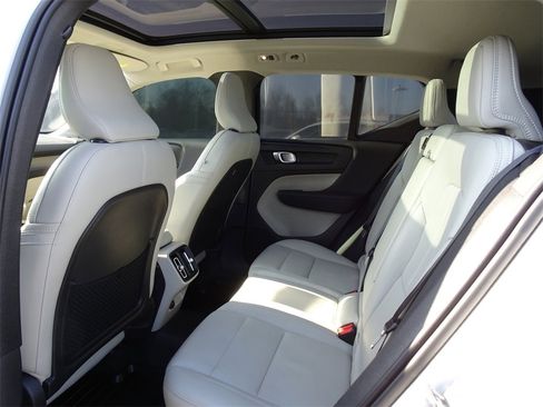 Used 2019 Volvo XC40 T5 Inscription image 14