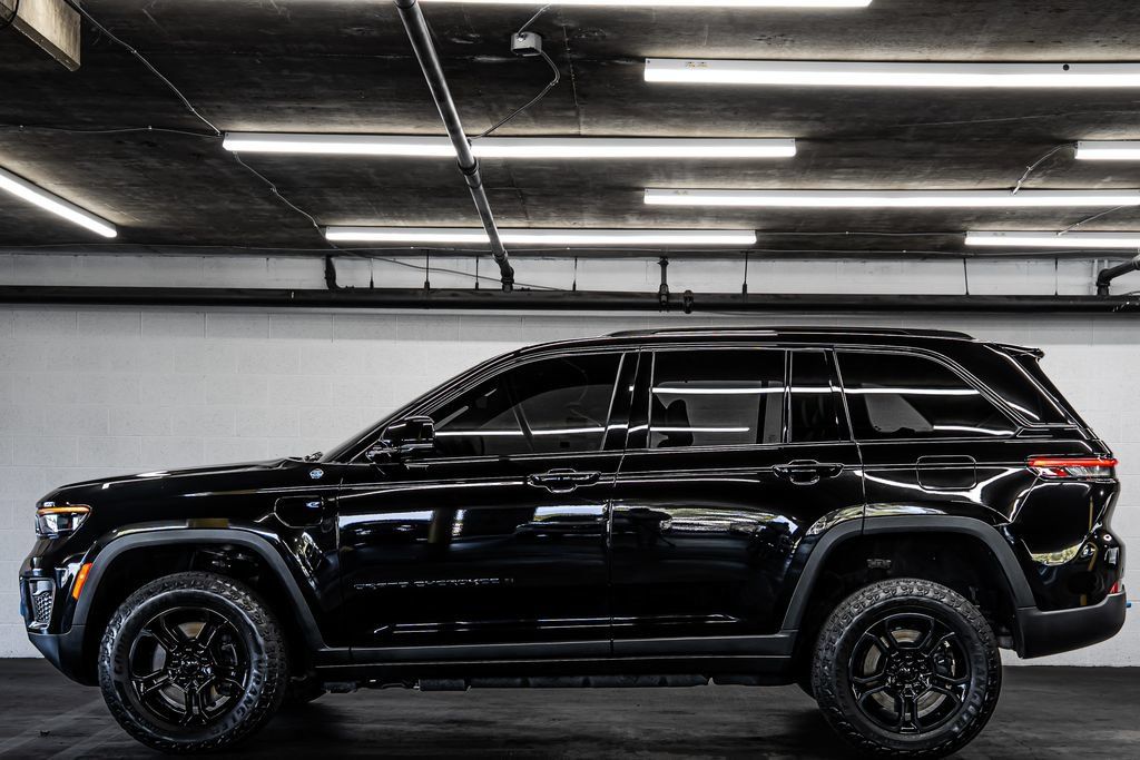 Used 2023 Jeep Grand Cherokee Trailhawk w/ Luxury Tech Group III AWD/4WD image 2