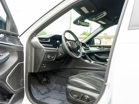 Used 2022 Jeep Grand Cherokee Trailhawk w/ Luxury Tech Group III AWD/4WD image 14