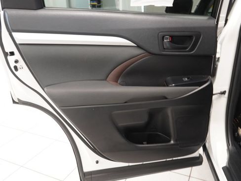 Used 2019 Toyota Highlander LE AWD/4WD image 25