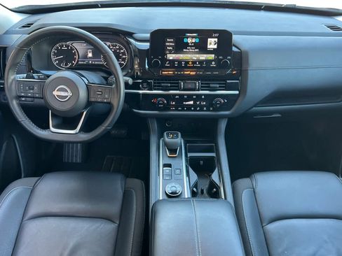 Certified 2025 Nissan Pathfinder SL image 4