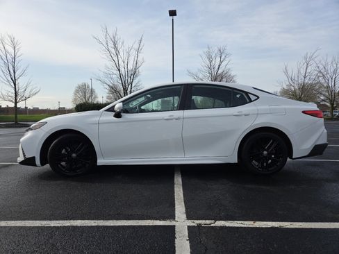 Used 2025 Toyota Camry SE image 15