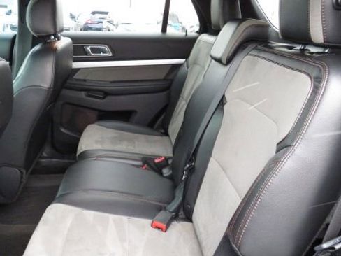 Used 2017 Ford Explorer XLT w/ Equipment Group 202A image 6
