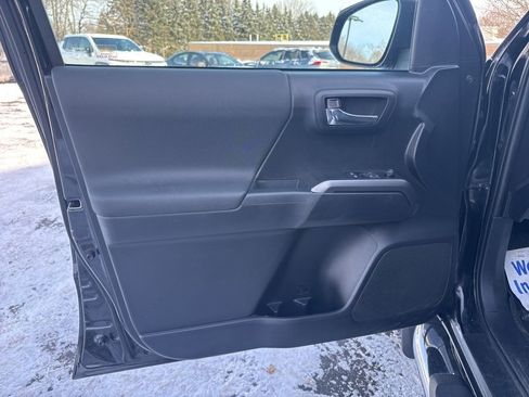 Used 2019 Toyota Tacoma TRD Sport image 18