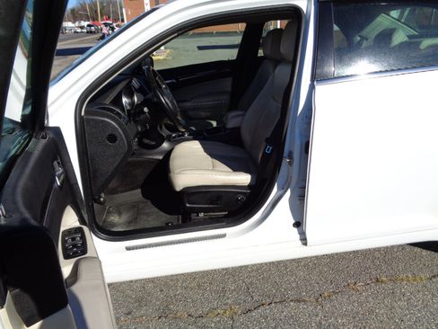 Used 2017 Chrysler 300 C image 14