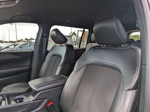 Used 2025 Jeep Grand Cherokee L Laredo image 23