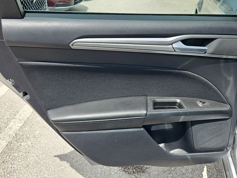 Used 2020 Ford Fusion SE image 9