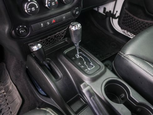 Used 2016 Jeep Wrangler Unlimited Sahara w/ Connectivity Group image 19