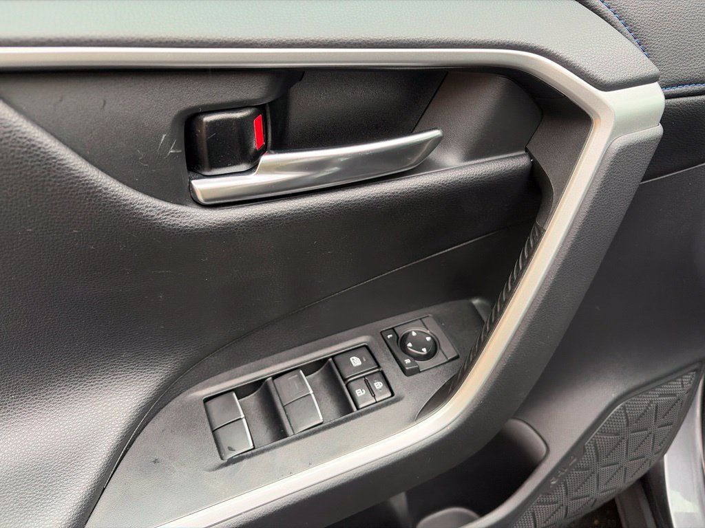 Used 2019 Toyota RAV4 XSE AWD/4WD image 17