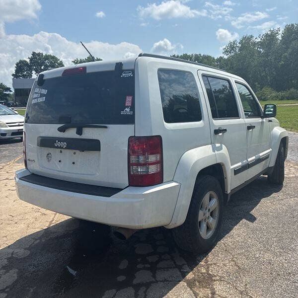 Used 2009 Jeep Liberty Sport AWD/4WD image 2