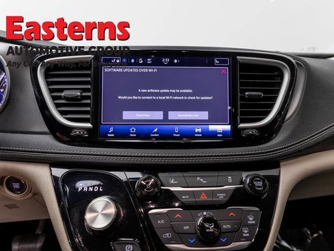 Used 2023 Chrysler Pacifica Touring-L FWD image 12