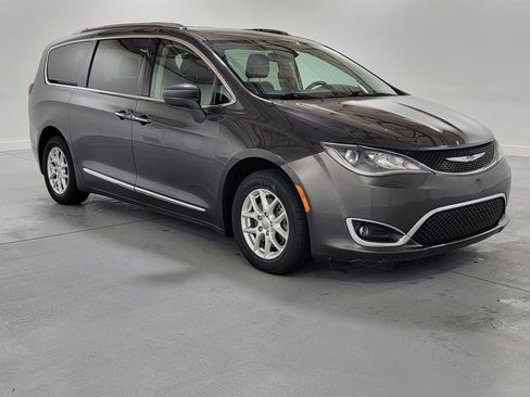 Used 2020 Chrysler Pacifica Touring-L image 2