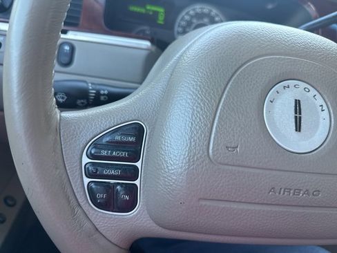 Used 2004 Lincoln Town Car Signature image 27