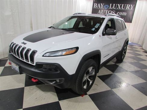 Used 2018 Jeep Cherokee Trailhawk image 2
