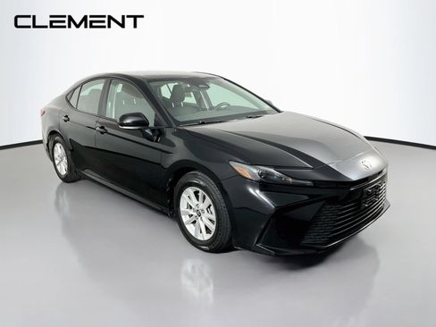 Used 2025 Toyota Camry LE FWD image 3