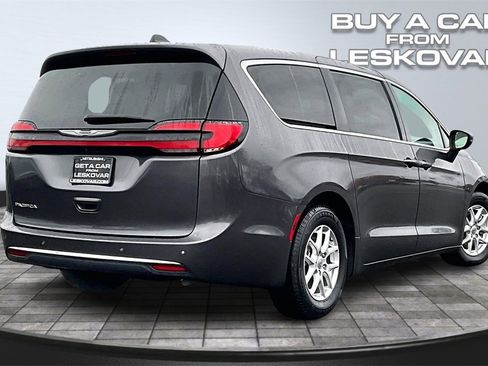 Used 2023 Chrysler Pacifica Touring-L image 13