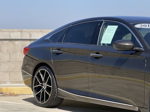 Used 2018 Honda Accord Touring image 5