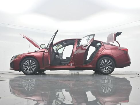 Used 2024 Nissan Altima 2.5 SV FWD image 51