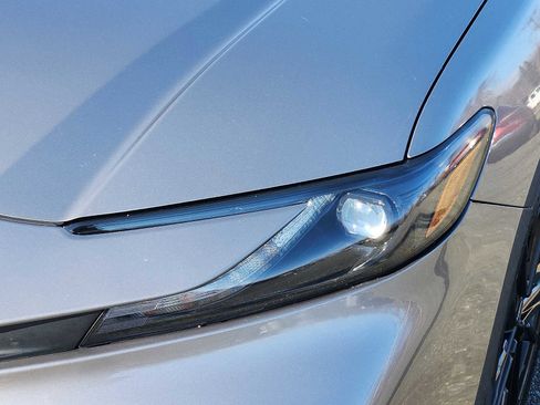 Used 2025 Toyota Camry SE image 9