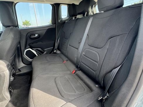 Used 2018 Jeep Renegade Latitude w/ Popular Equipment Group FWD image 11