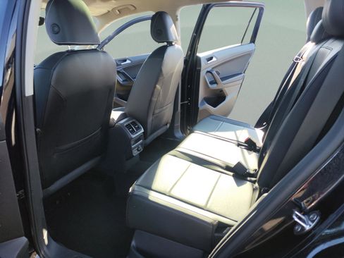 Used 2021 Volkswagen Tiguan SE image 18